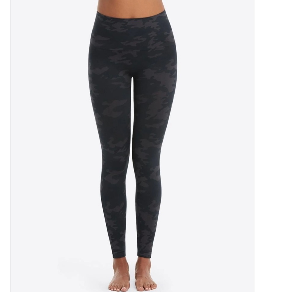 💥 SPANX Look At Me Now Black Camo Legging